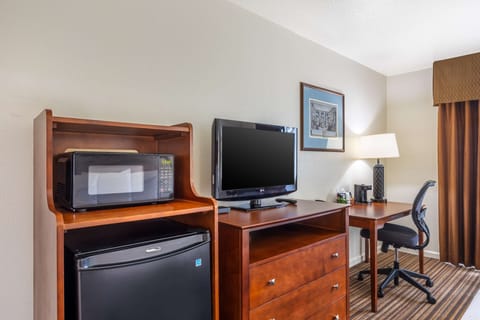 Standard Room, 1 King Bed, Accessible, Non Smoking | Iron/ironing board, free WiFi, bed sheets