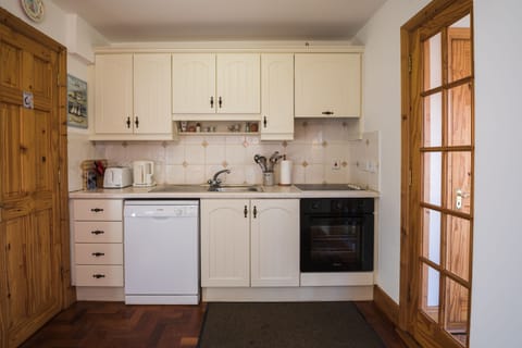 House | Private kitchen | Fridge, microwave, oven, stovetop
