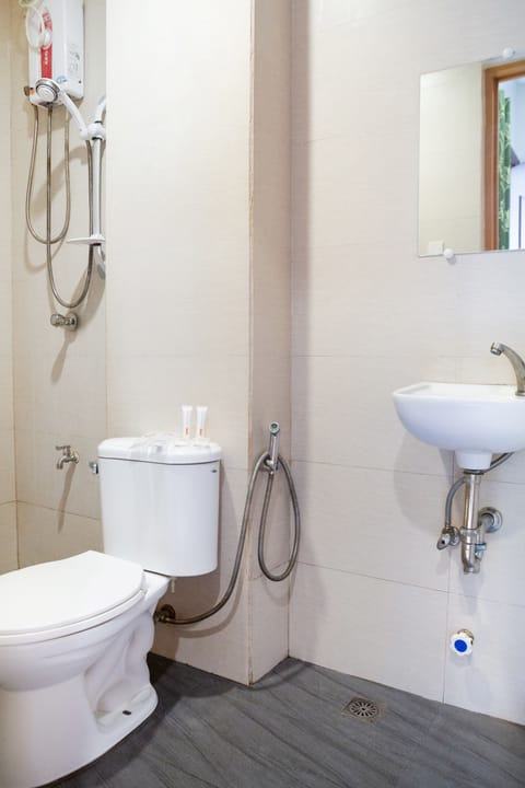 Standard Double Room | Bathroom | Shower, bidet, towels