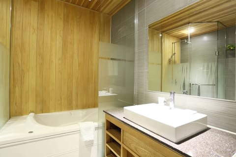 Suite, Kitchenette (Free Nature Park) | Bathroom | Separate tub and shower, free toiletries, hair dryer, towels