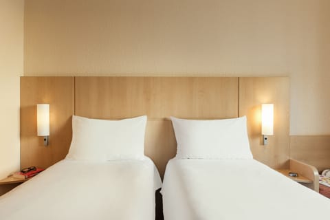 Twin Room, 2 Twin Beds | In-room safe, desk, blackout drapes, soundproofing