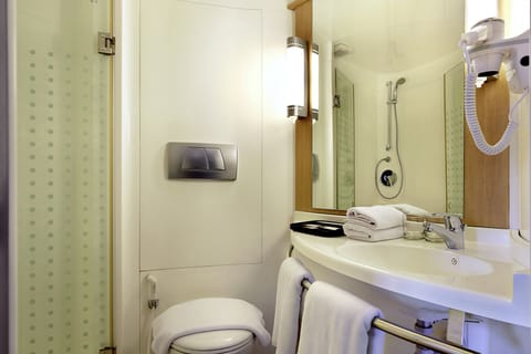 Double Room, 1 Double Bed | Bathroom | Shower, eco-friendly toiletries, hair dryer, towels