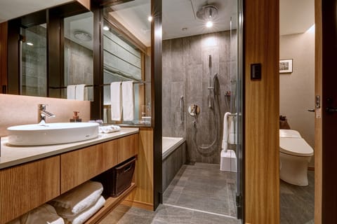 Separate tub and shower, deep soaking tub, rainfall showerhead