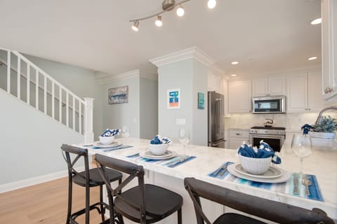 Kitchen breakfast bar