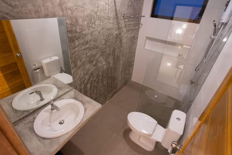 Standard Double Room | Bathroom | Shower, free toiletries, hair dryer, bidet