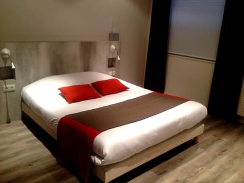 Family Room | Desk, soundproofing, free WiFi, bed sheets