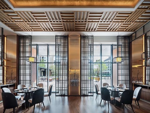 2 restaurants, breakfast, lunch served; local and international cuisine