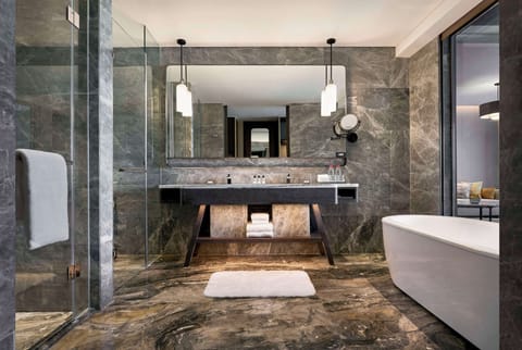 Executive Suite | Bathroom | Separate tub and shower, rainfall showerhead, free toiletries