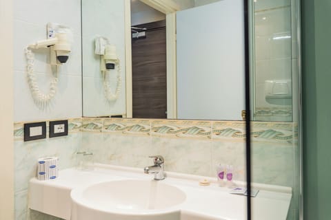 Deluxe Double or Twin Room | Bathroom | Combined shower/tub, free toiletries, hair dryer, bidet