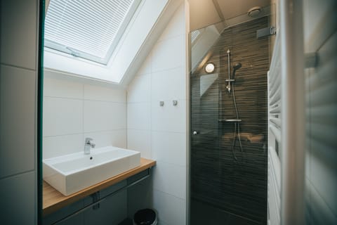 Luxury Bungalow (10 persons) | Bathroom shower