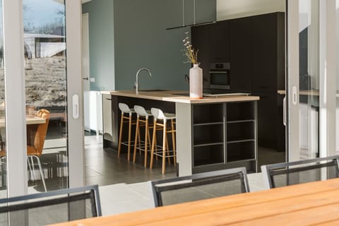 Comfort Bungalow (6 persons) | Private kitchen | Full-size fridge, microwave, oven, stovetop