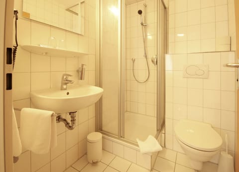 Standard Double Room, Private Bathroom | Bathroom | Towels