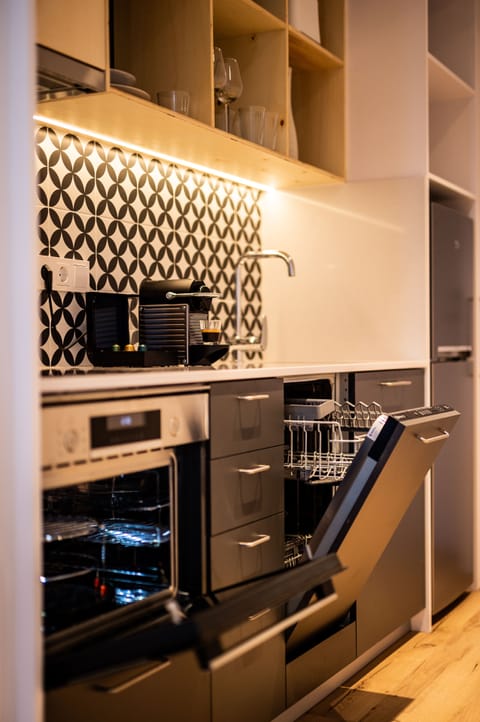 Full-size fridge, microwave, oven, stovetop