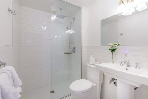 Classic Room, 1 Queen Bed | Bathroom | Shower, designer toiletries, hair dryer, bathrobes