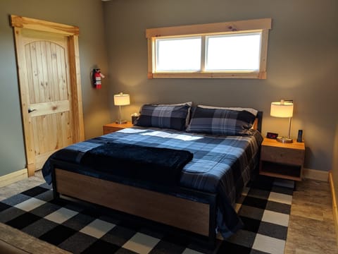 Deluxe Cabin, 1 King Bed with Sofa bed, Hill View | 1 bedroom, Select Comfort beds, free WiFi, bed sheets