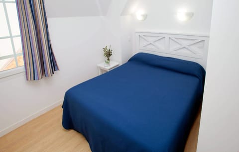 Drift to sleep in the comfortable Double bed in the bedroom.