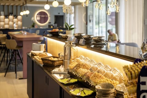 Daily buffet breakfast (CHF 25.00 per person)