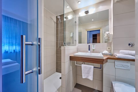 Standard Single Room, Non Smoking | Bathroom | Shower, hair dryer, towels