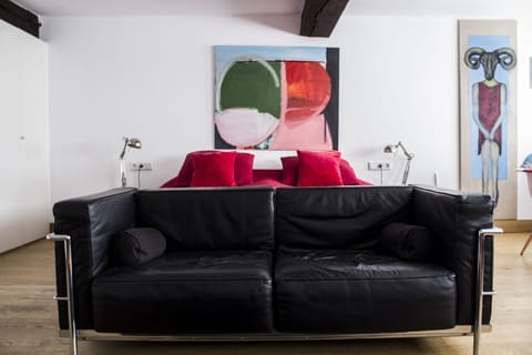 Comfort Double Room, Bathtub | Minibar, in-room safe, individually decorated, individually furnished