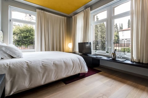 Economy Double Room | Minibar, in-room safe, individually decorated, soundproofing