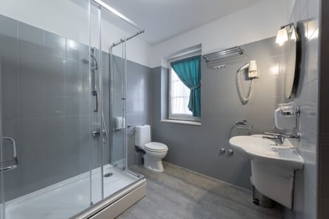 Standard Room, 1 King Bed | Bathroom | Shower, free toiletries, hair dryer, towels