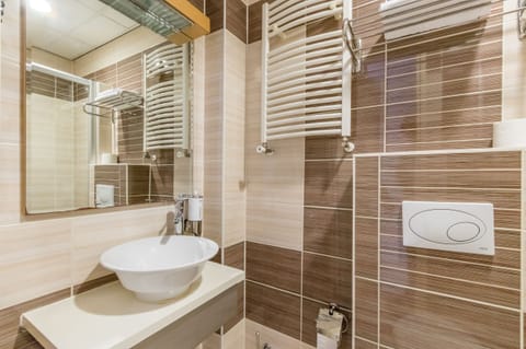 Single Room | Bathroom | Hair dryer, towels