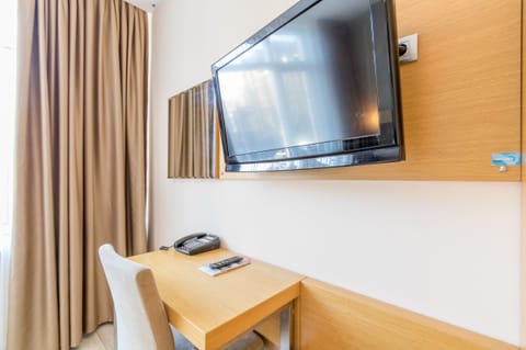 Double Room | 1 bedroom, premium bedding, in-room safe, desk