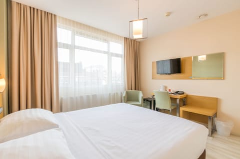 Double Room | 1 bedroom, premium bedding, in-room safe, desk
