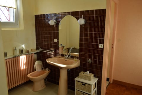 Double Room (L'authentique) | Bathroom sink