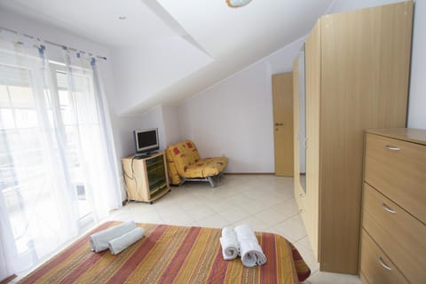 Apartment, 1 Bedroom | Free cribs/infant beds, free WiFi, bed sheets