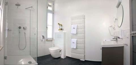 Superior Double Room | Bathroom | Shower, free toiletries, hair dryer, towels