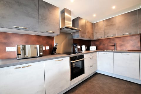 Apartment, 1 Bedroom | Private kitchen | Full-size fridge, microwave, oven, stovetop