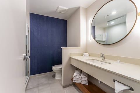 Room, 1 King Bed | Bathroom | Free toiletries, hair dryer, towels