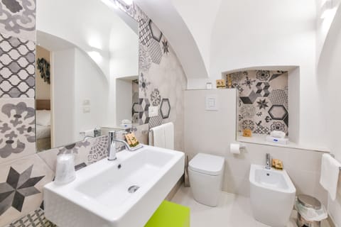 Comfort Apartment | Bathroom | Slippers, bidet, towels