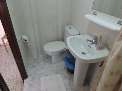 Basic Triple Room, 3 Twin Beds | Bathroom | Shower, hair dryer, towels