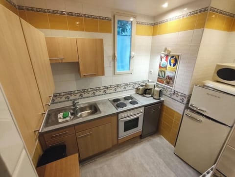 Comfort Duplex, Terrace, Garden View | Private kitchen | Fridge, microwave, stovetop, coffee/tea maker