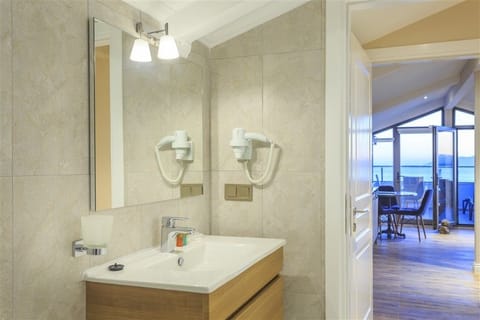 Penthouse, Sea View | Bathroom | Designer toiletries, hair dryer, slippers, towels