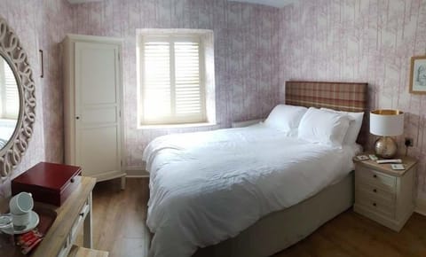 Deluxe Double Room | Desk, iron/ironing board, free WiFi, bed sheets