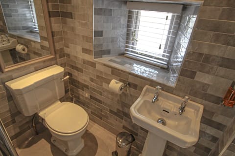 Twin Room, Ensuite | Bathroom