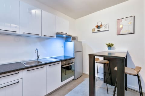 Deluxe Apartment, 1 Bedroom, Patio, Garden View | Private kitchen | Fridge, stovetop, coffee/tea maker, electric kettle