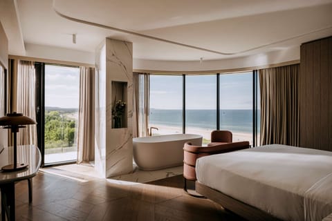 Suite, Sea View (Imperial) | Bathroom | Free toiletries, hair dryer, bathrobes, towels