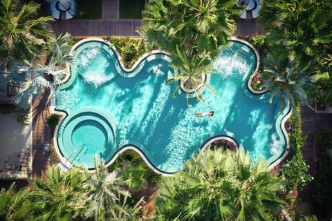 4 outdoor pools, open 7:00 AM to 7:00 PM, cabanas (surcharge)