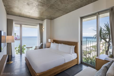 Deluxe Double Room, Oceanfront | Premium bedding, minibar, in-room safe, desk
