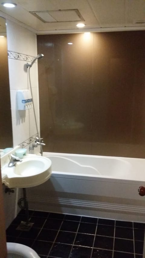 Standard Double Room | Bathroom | Combined shower/tub, deep soaking tub, free toiletries, hair dryer