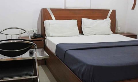 Deluxe Room, 1 Double Bed | Desk