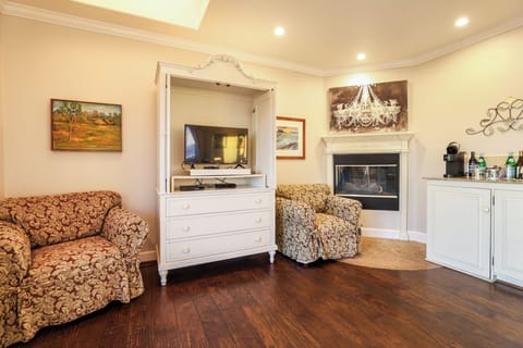 Honeymoon Suite, 1 King Bed, Non Smoking, Ocean View | Egyptian cotton sheets, premium bedding, down comforters, pillowtop beds