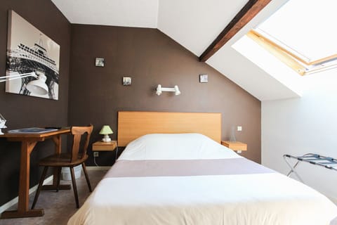 Double Room, 1 Queen Bed | Desk, iron/ironing board, rollaway beds, free WiFi