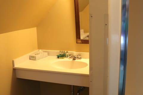 Premium Single Room, Ensuite (COZY COLONIAL ONE QUEEN) | Bathroom