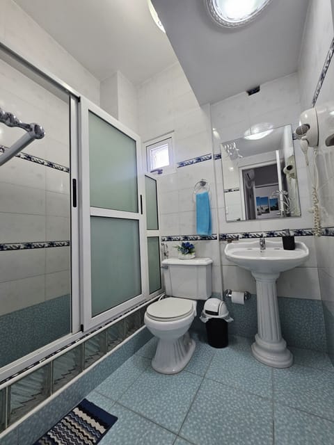 Standard Apartment | Bathroom | Shower, rainfall showerhead, free toiletries, hair dryer