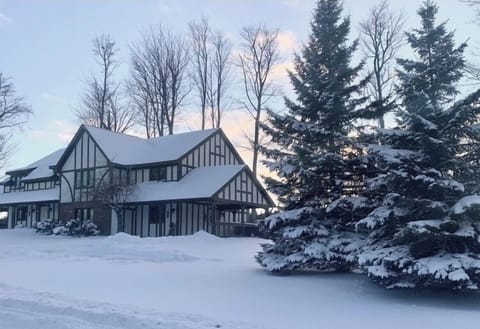 TOP & CENTER KIKO SKI CHALET 
⛷Lift #3
GOLF RETREAT
🏌🏼On 9th Tee